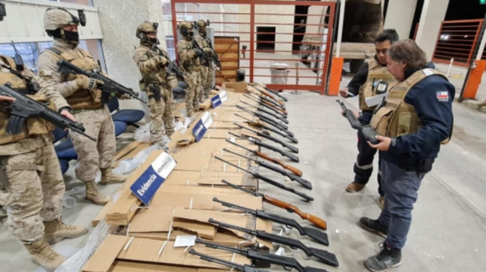 Aduana de Chile decomisa 136 rifles en la frontera con Bolivia, hay un boliviano detenido