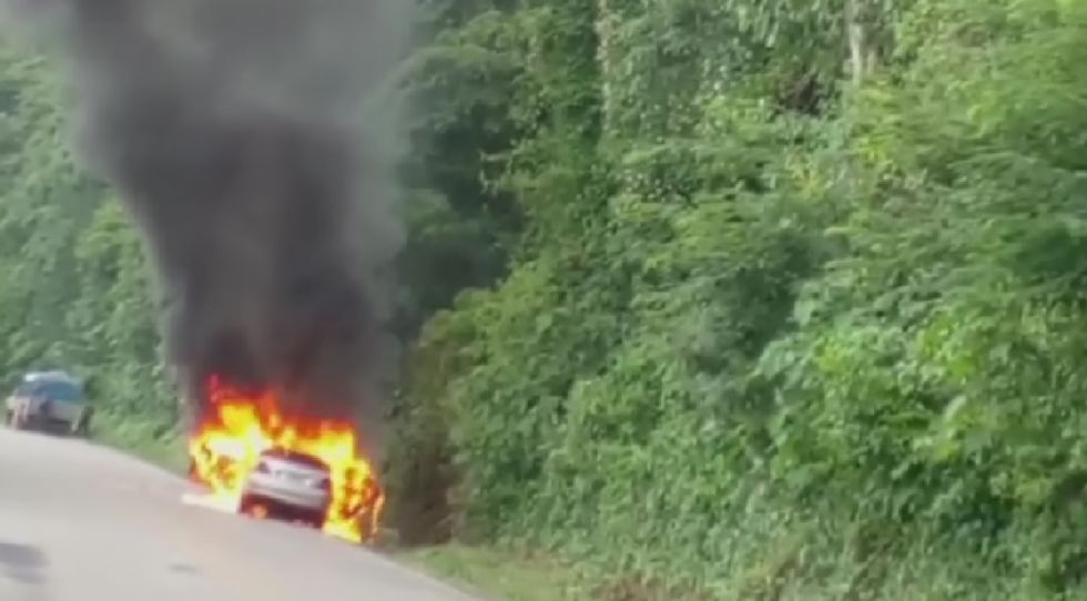 Un vehículo con placa argentina se incendió en la ruta a Bermejo (Video)