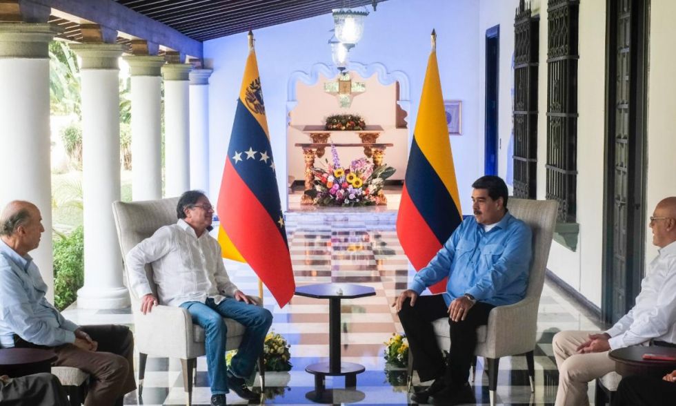 Maduro recibe a Petro en Caracas