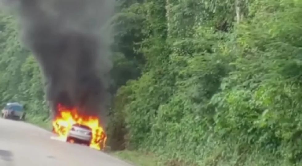 No hallan al dueño del auto argentino incendiado