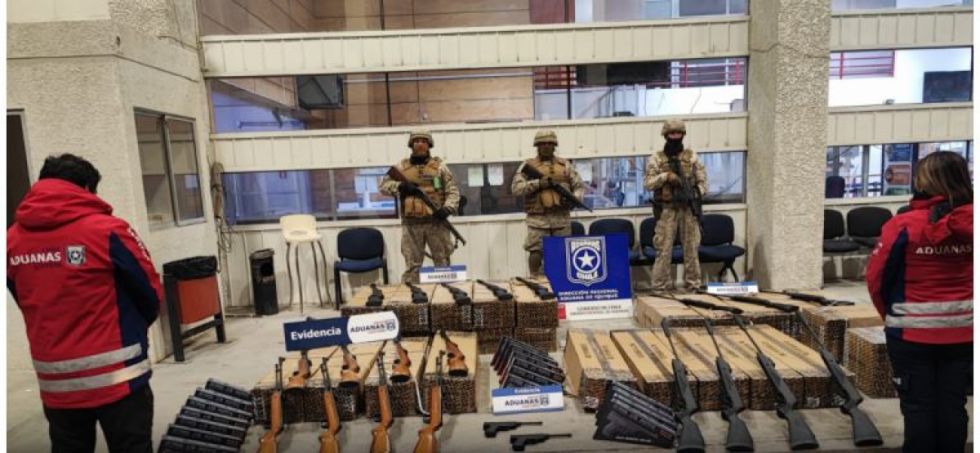 Aduana y ejército de Chile incautan 170 rifles y 60 pistolas en la frontera con Bolivia