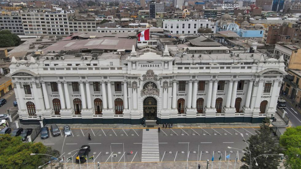Compra de votos: Investigarán a 17 legisladores en Perú