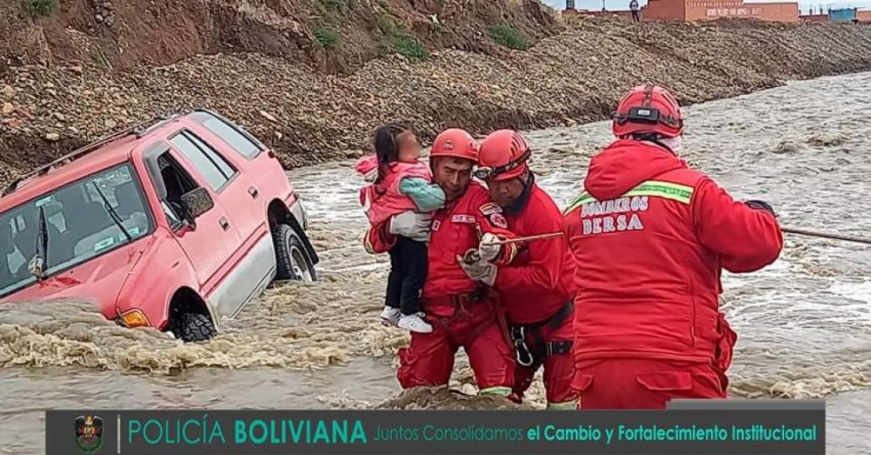 Rescatan a familia que quedó atrapada en el río 