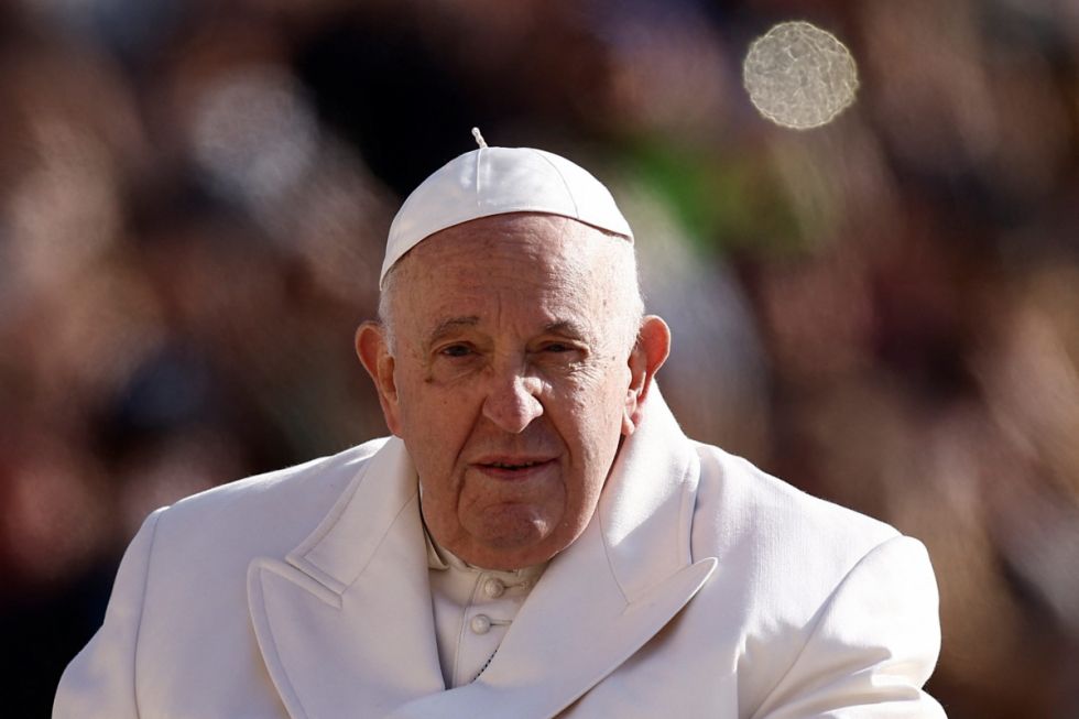 "Sigo vivo": Dan de alta al papa Francisco después de tres días hospitalizado