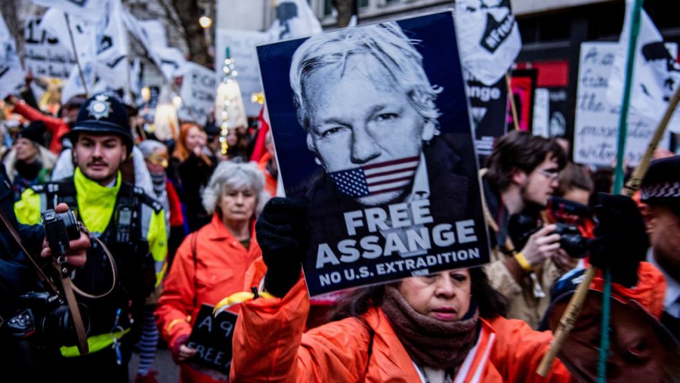Instan a retirar los cargos contra Julian Assange