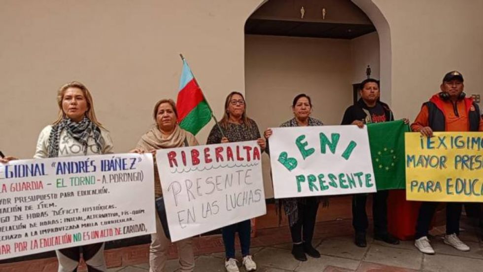 Gobierno flexibiliza la aplicación de la currícula, maestros mantienen medidas de presión