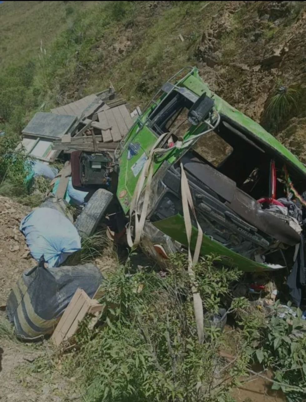 Camión se embarrancó y chófer murió 