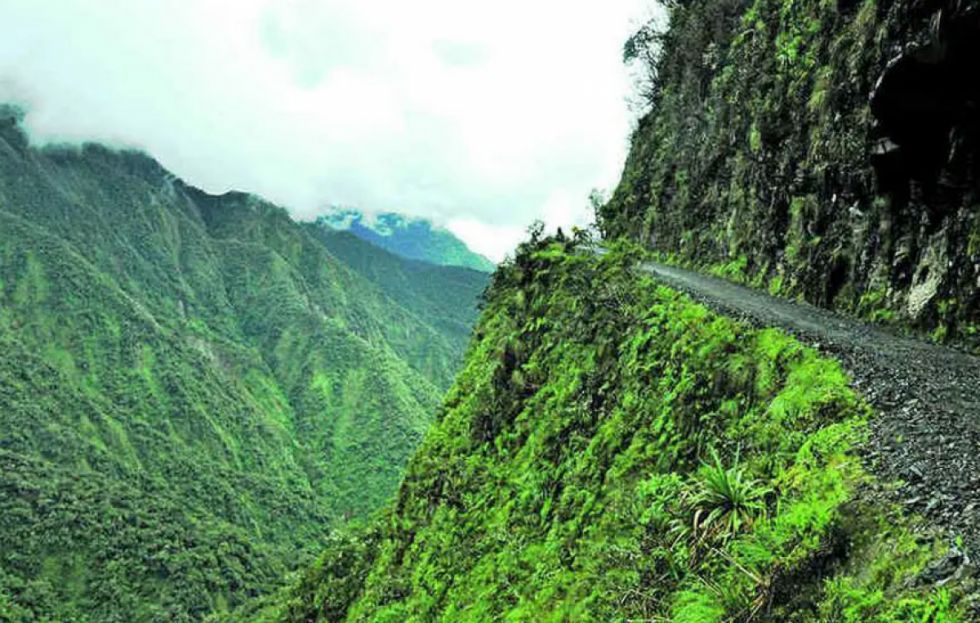 Joven extranjero fallece al defenestrarse en bicicleta en el camino a Yungas