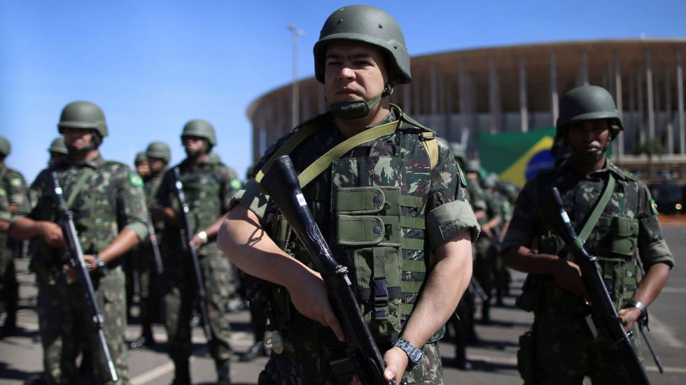 Brasil: Orientan a militares a desligarse de partidos políticos