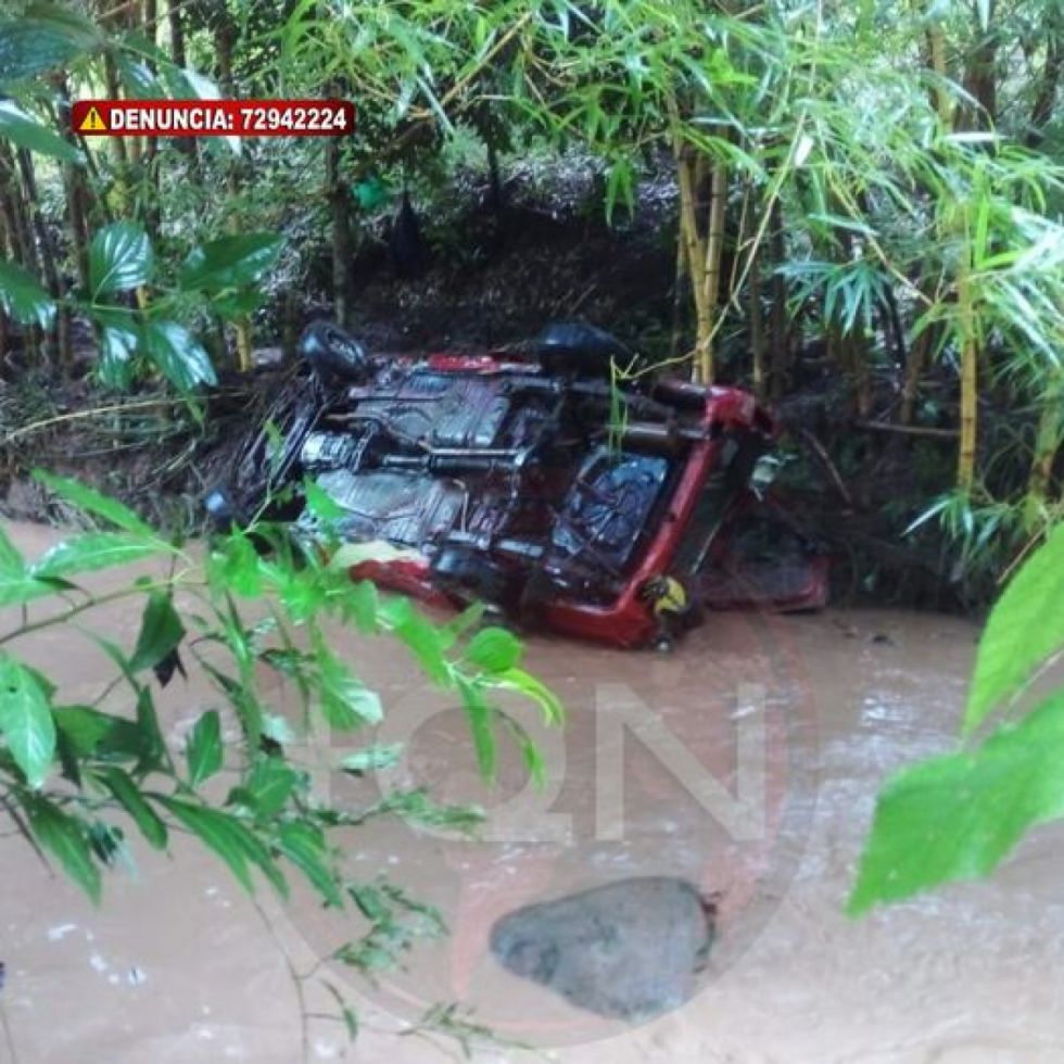 Lluvias: Vehículo es arrastrado por una quebrada en Bermejo