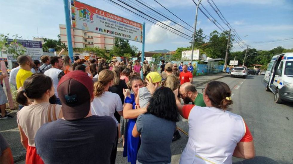 Cuatro niños muertos en un ataque contra una guardería en el sur de Brasil (VIDEOS)
