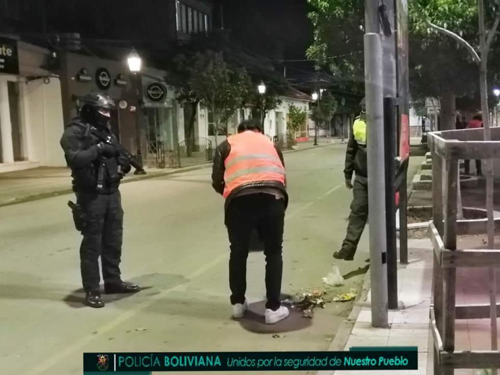 Limpiaron plazuelas en castigo por beber en vía pública 