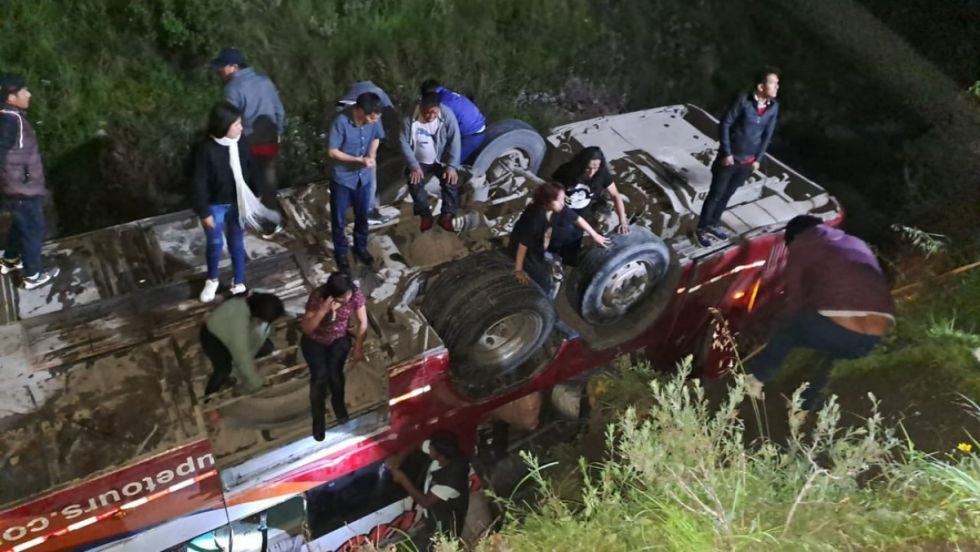 Al menos 10 muertos y 25 heridos tras vuelco de un autobús en Perú
