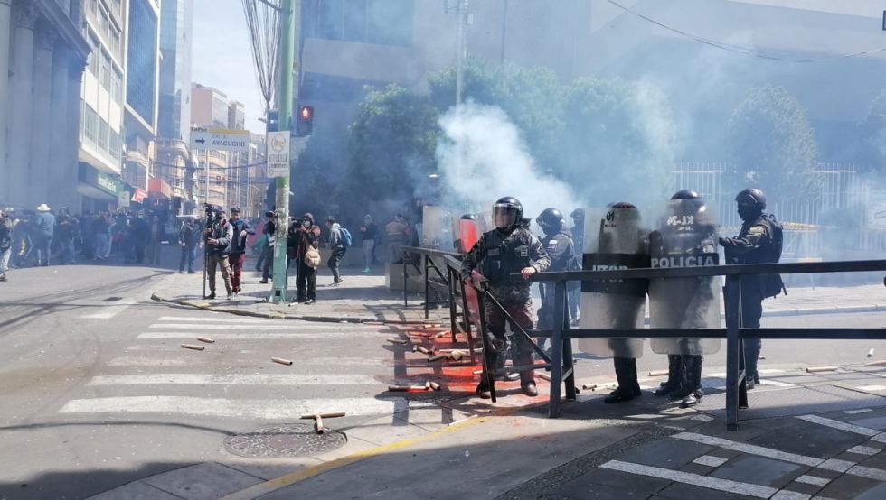 Marcha de maestros en La Paz deriva en enfrentamientos y gasificación con la Policía
