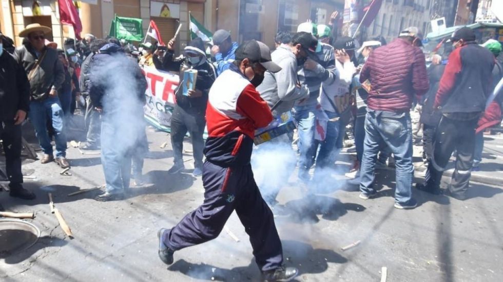 La policía gasifica a los maestros que intentan llegar al Ministerio de Educación