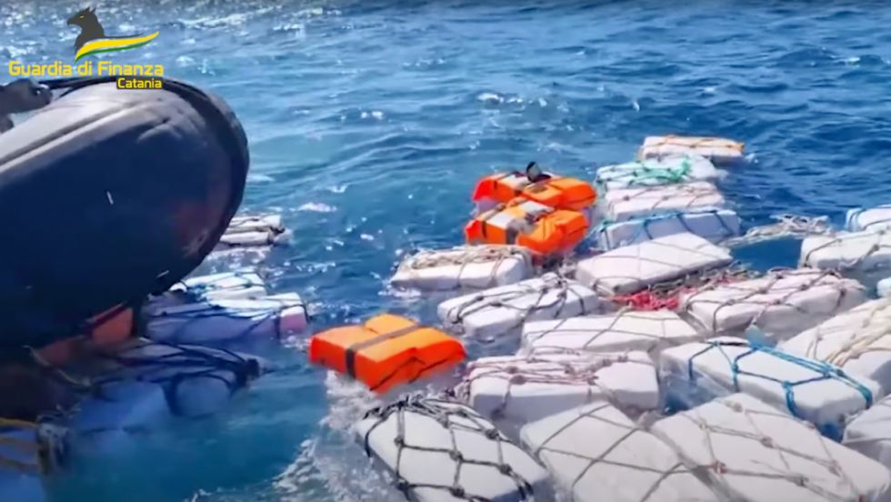 VIDEO: Decomisan dos toneladas de cocaína en el mar, frente a las costas de Sicilia