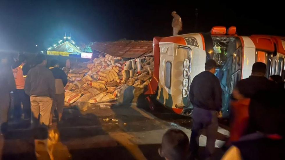 Camión con mercadería se volcó en la Ruta 9 