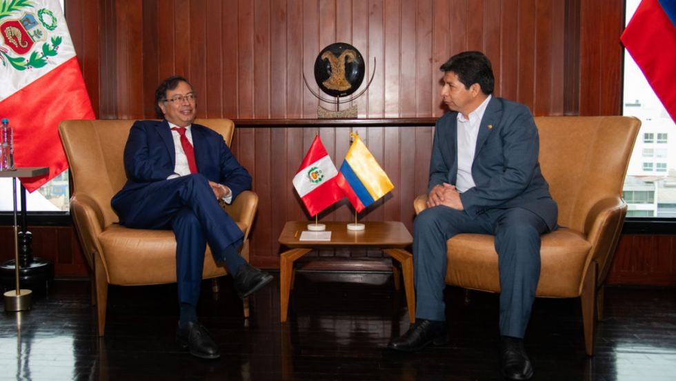 Petro pide "un pacto constituyente" en Perú