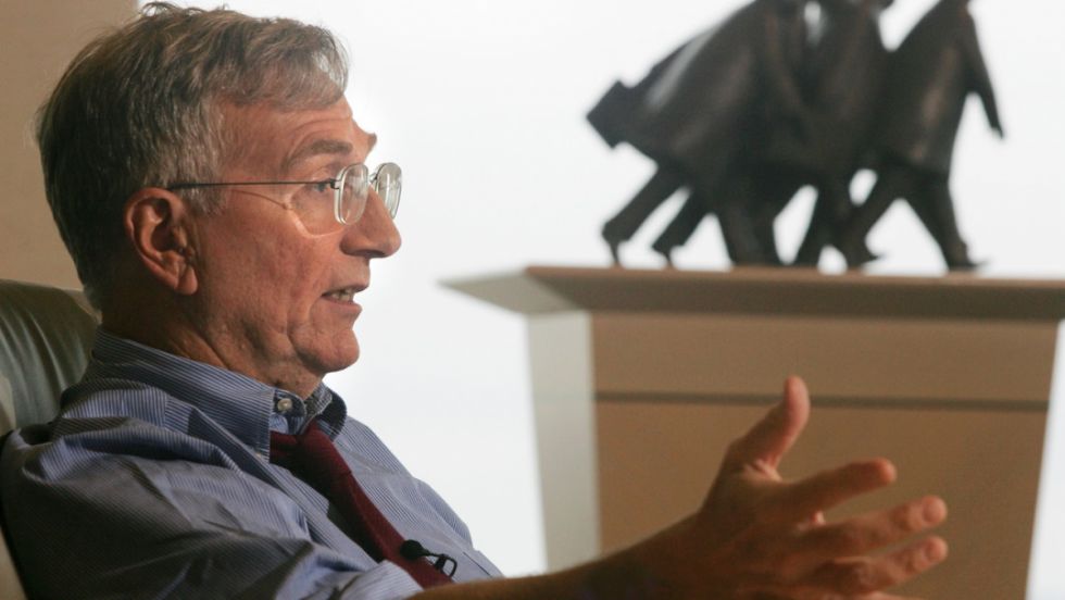 Seymour Hersh: Países fronterizos fueron inundados con armas