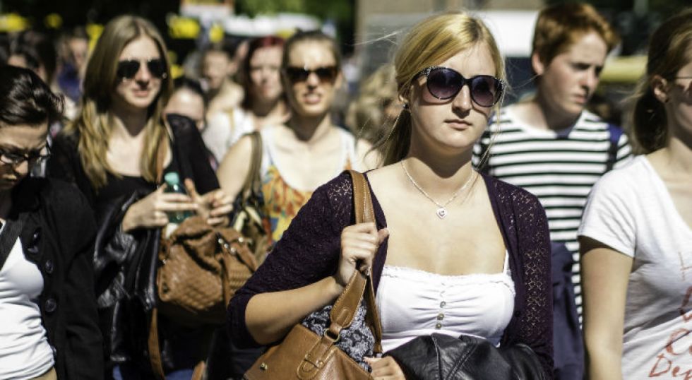 Mujeres trabajan más en Uruguay y reciben menos