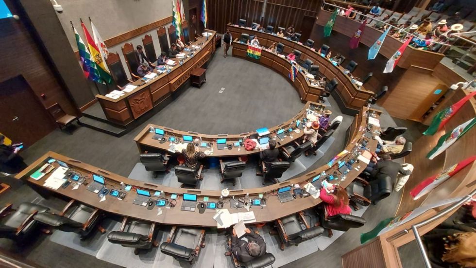 Senado rechaza dispensar trámite para la Ley del Oro y se dilata su tratamiento