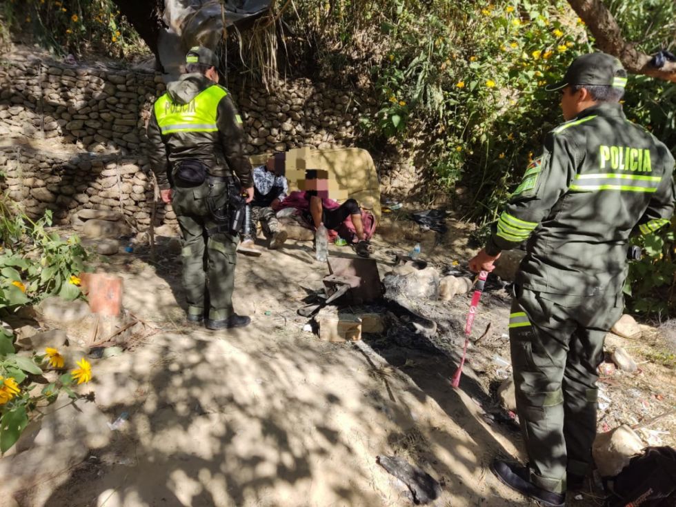 En una quebrada capturan a dos indigentes con objetos robados