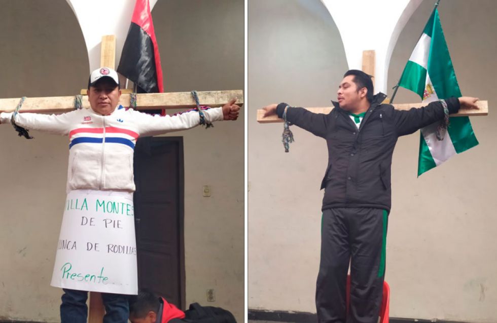 Los maestros se crucifican en protesta de 1 de mayo