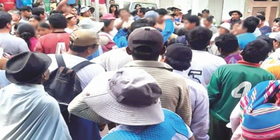Linchan a presunto atracador en los Yungas, hay dos heridos de gravedad