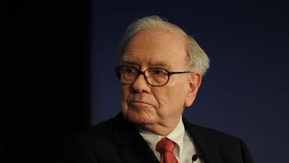 Warren Buffett compara la inteligencia artificial con la creación de la bomba atómica