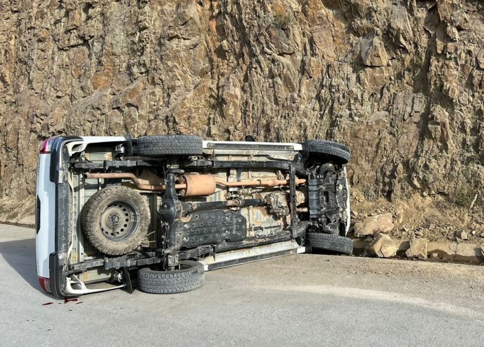 Una camioneta vuelca en la zona de Piedra Larga 
