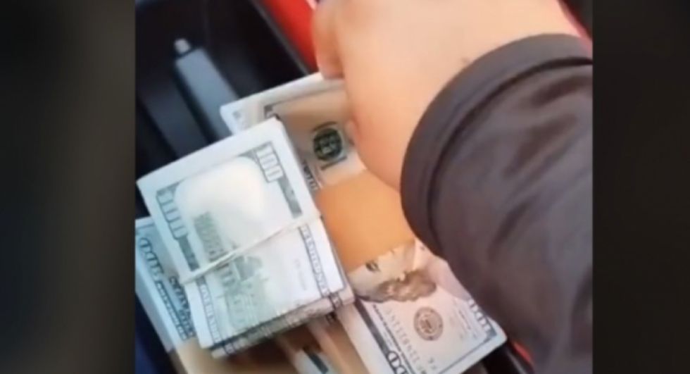 Aprehenden a "tiktoker" que ostentaba fajos de dinero, armas y vehículos en redes sociales