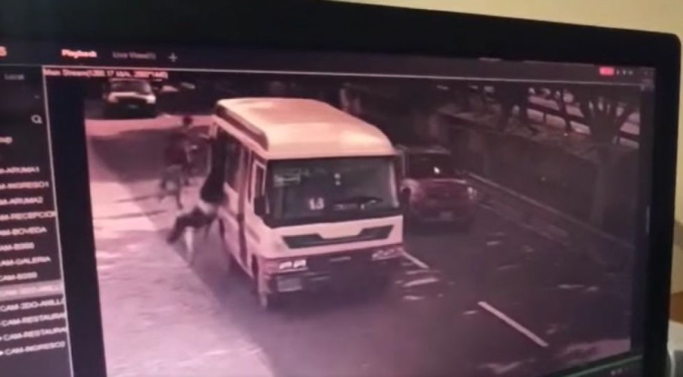 Una joven cae de la ventana de un micro tras el robo de su celular, ocurrió en Santa Cruz