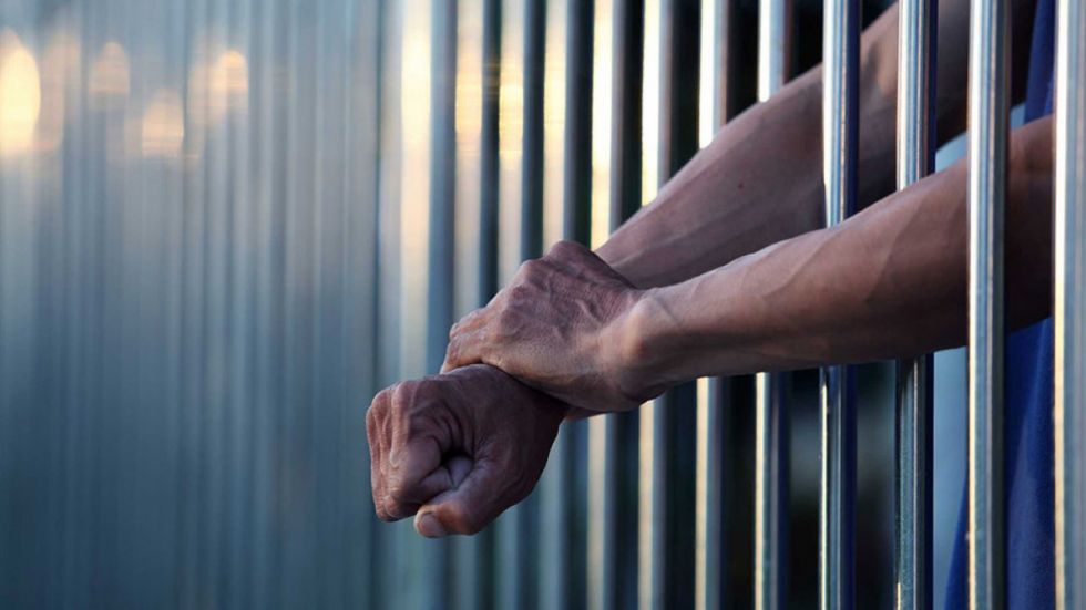 Sujeto irá a la cárcel por violar a la hija de su novia