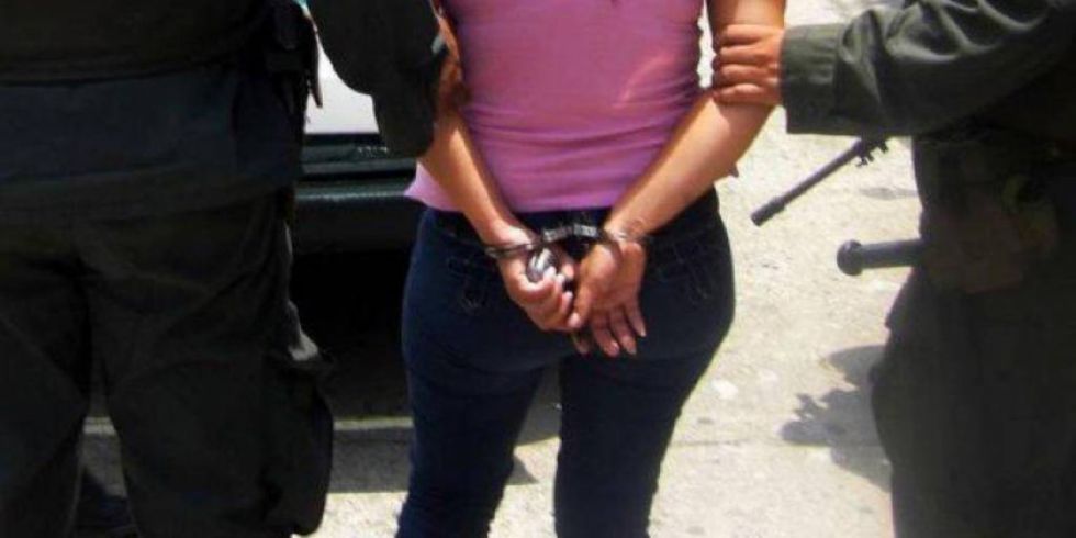 Aprehenden a una niñera acusada de pornografía infantil en Santa Cruz