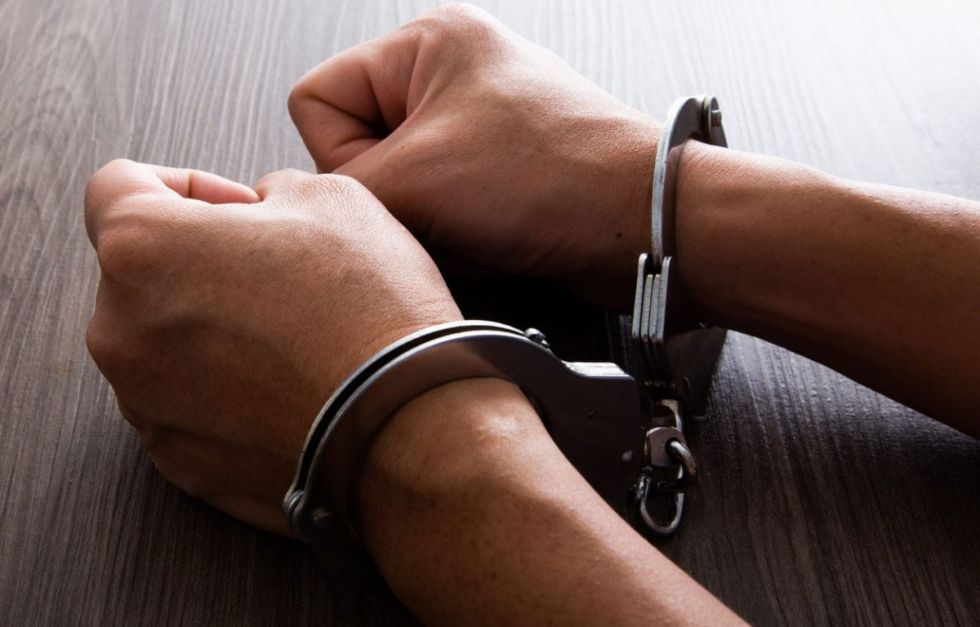 Aprehenden a un psicólogo acusado de violación, luego de que su gemelo intentó suplantarlo para despistar