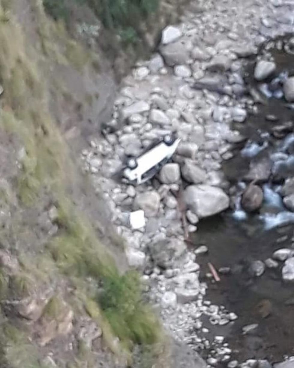 Reportan una persona atrapada tras caída de vagoneta al río en la carretera Entre Ríos - Tarija