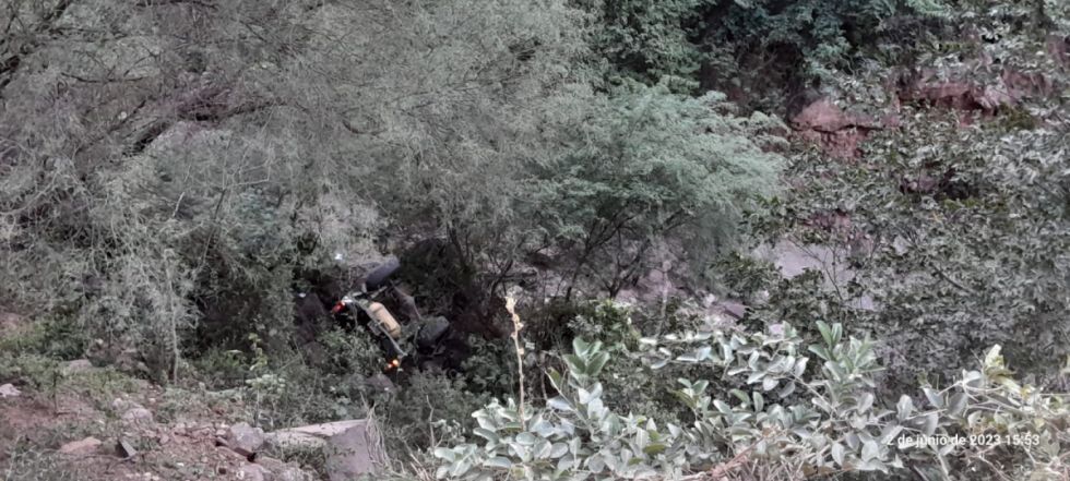 Dos embarrancamientos dejan un muerto y un herido