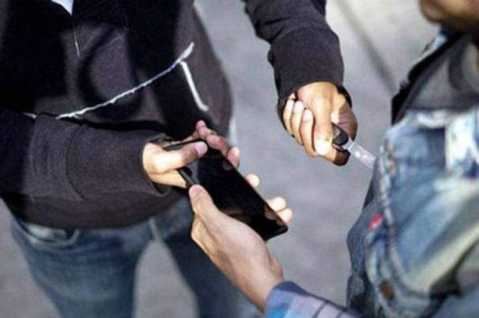 Al huir de la policía, ladrón tiró celulares al río Guadalquivir