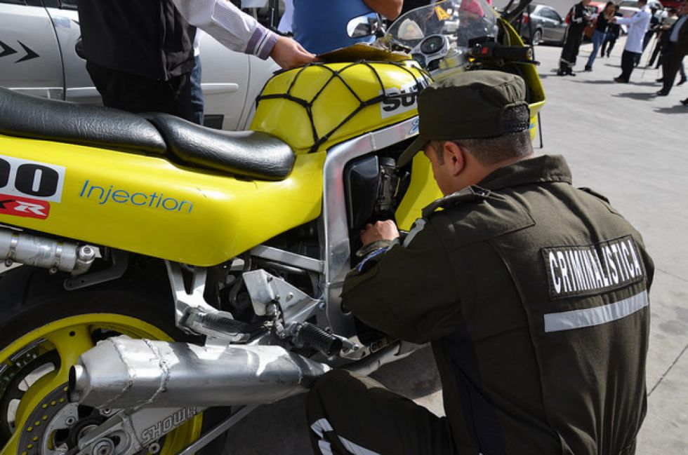 Denuncian que Aduana dejó ingresar moto con chasís remarcado