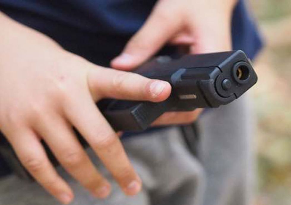 Un menor llevó a su colegio una pistola en la mochila