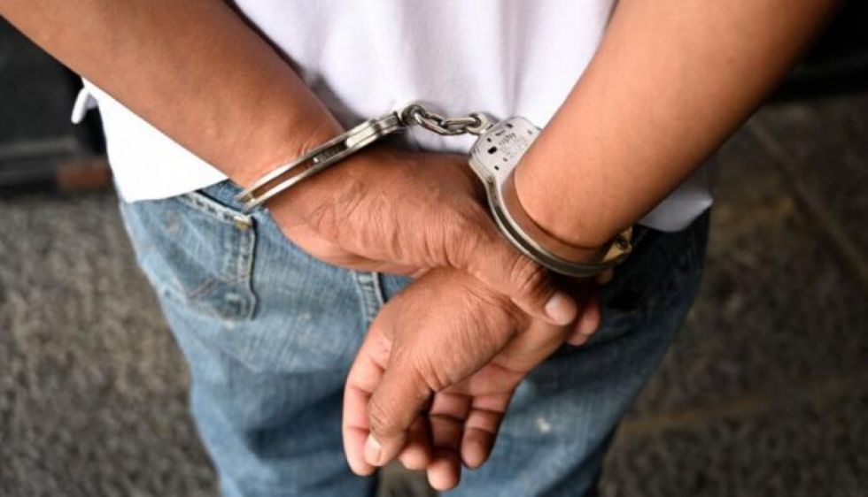 Cae falso curandero buscado por un asesinato en La Paz