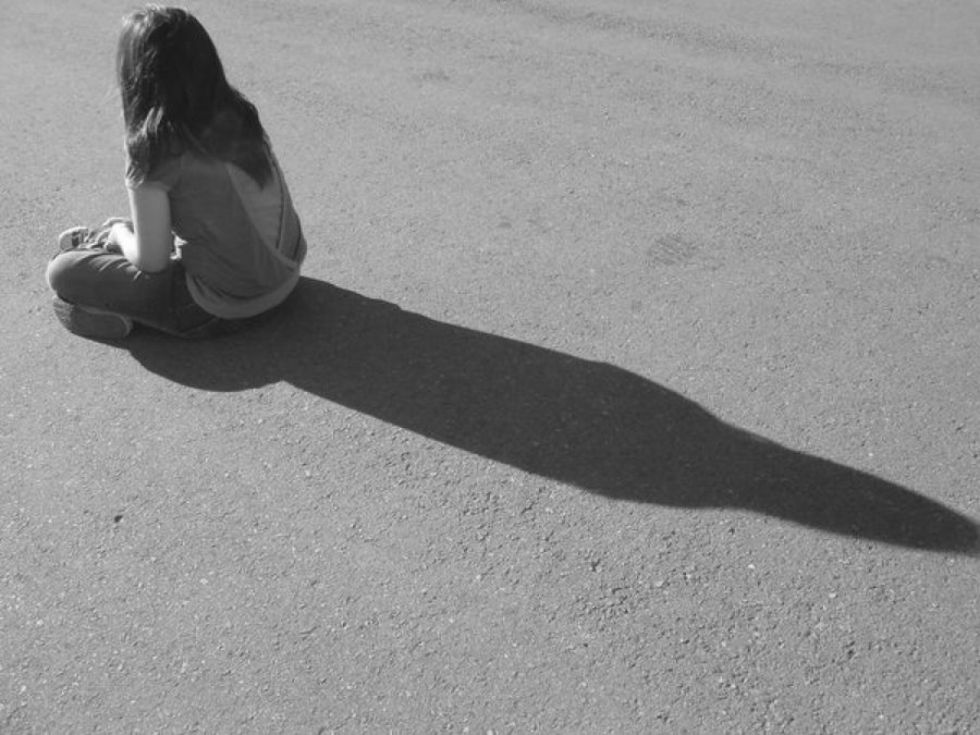 Un hombre dejó a su hija con la dueña de casa y no volvió