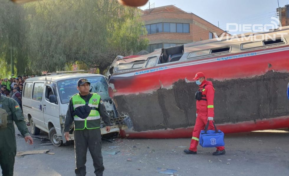 Accidente deja tres fallecidos y alrededor de una decena de heridos en Cochabamba