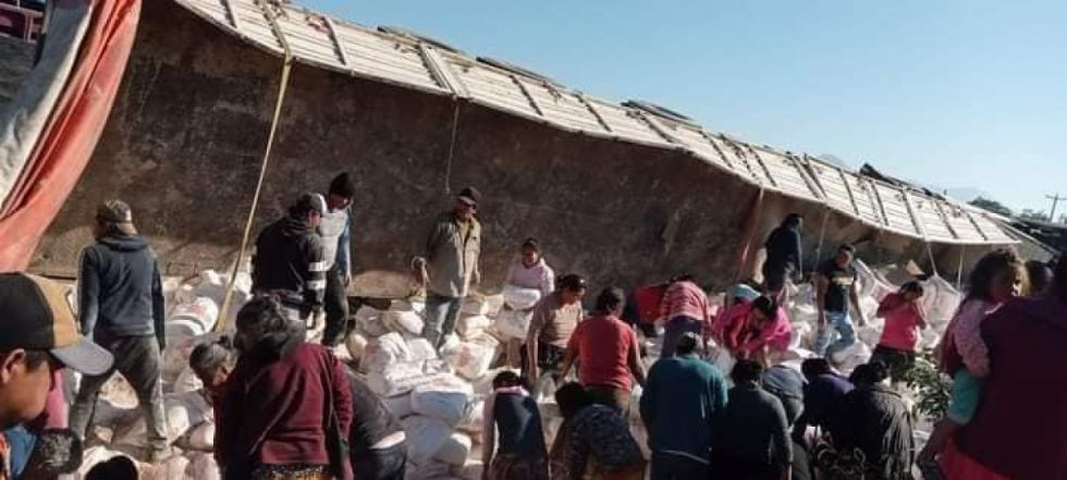 Reportan saqueos a un camión con producto argentino que se accidentó en la ruta 9 de Yacuiba