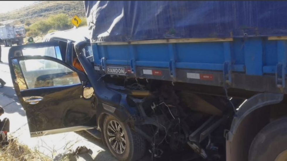 Camioneta choca contra un camión, hay 4 personas heridas 