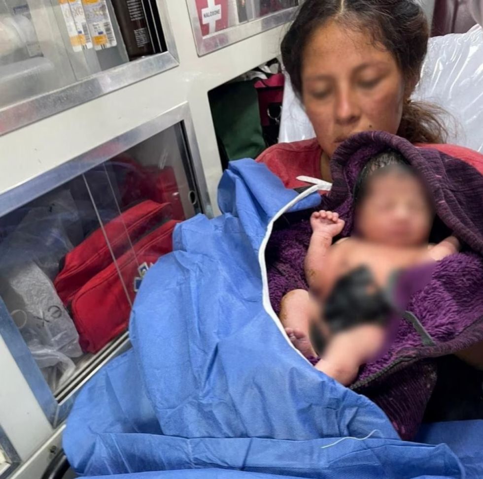 Mujer da a luz en un bus de migrantes que la ayudaron en el parto