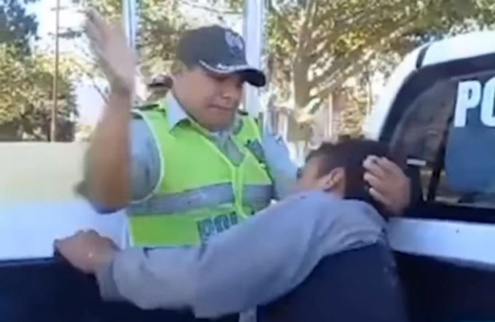 Inician proceso disciplinario al policía que golpeó a un extranjero durante su arresto