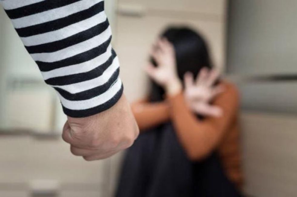 Un adolescente golpeó a su novia en la calle