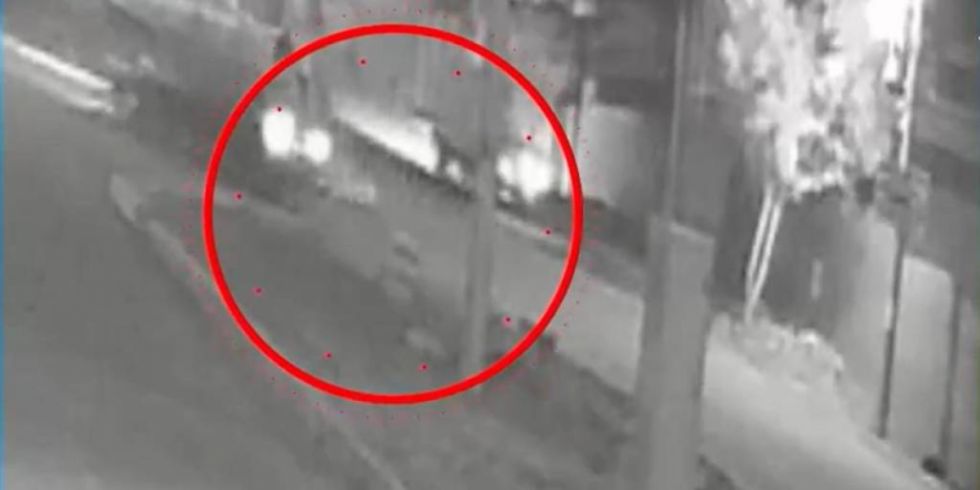 Video: Una niña cae de un vehículo en movimiento y sus padres no se dan cuenta