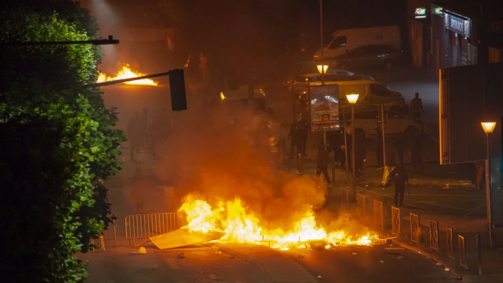 Protestas en Francia: Queman cerca de 500 edificios